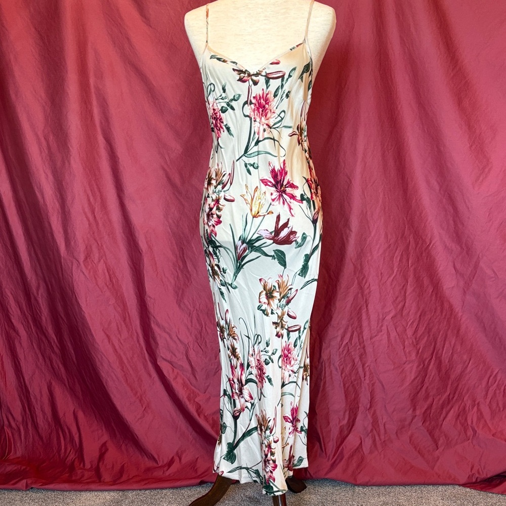 beautiful flowy dress 
adjustable spaghetti straps
